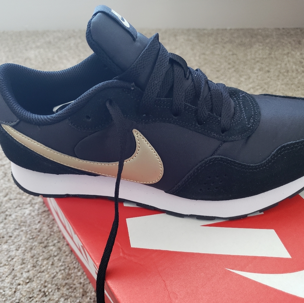 Nike MD Valiant
